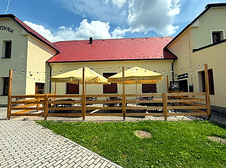 AM Profistav, výroba a montáž dřevěného oplocení  u restaurace.